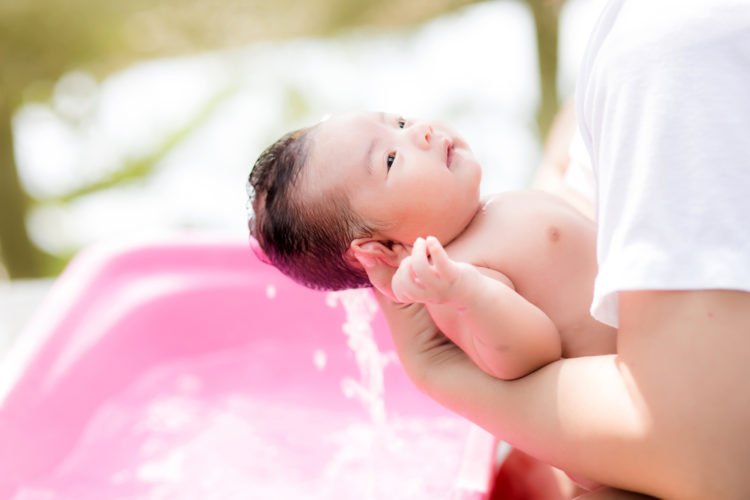 Sai lầm cần tránh khi tắm cho trẻ sơ sinh