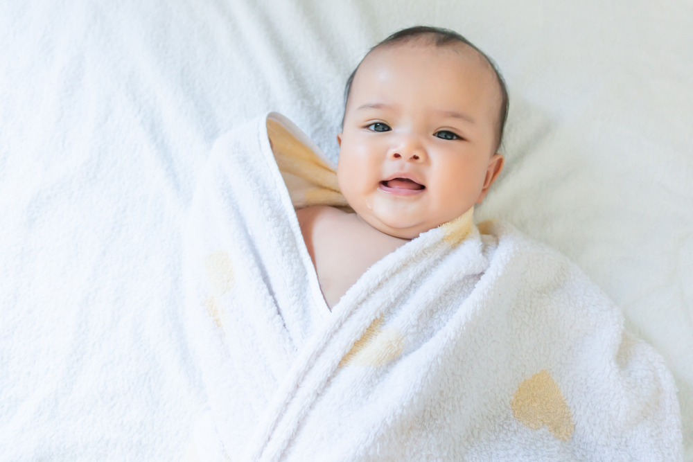 Lợi ích của việc massage và tắm bé sơ sinh tại nhà