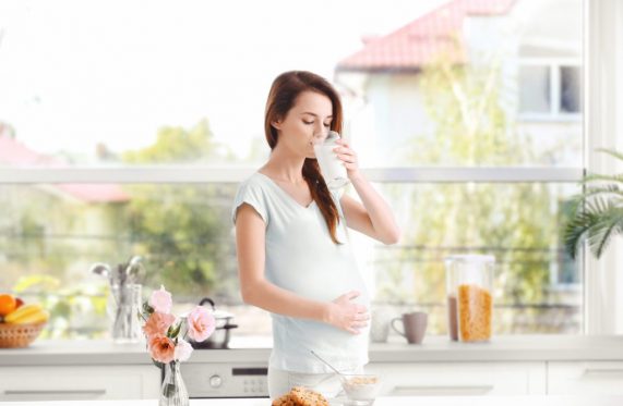 Có nên nặn sữa non khi mang thai?