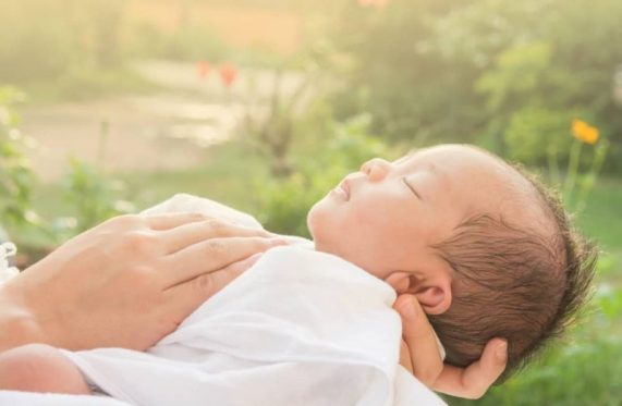 Sau sinh bao lâu trẻ sơ sinh có thể tắm nắng?