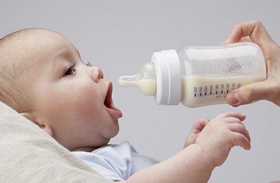 Làm gì khi trẻ bị sặc sữa?
