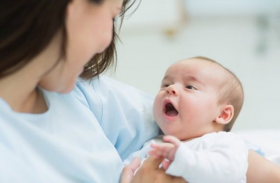 Ngôn ngữ cơ thể của trẻ sơ sinh: Những dấu hiệu để hiểu được 5 trạng thái của trẻ