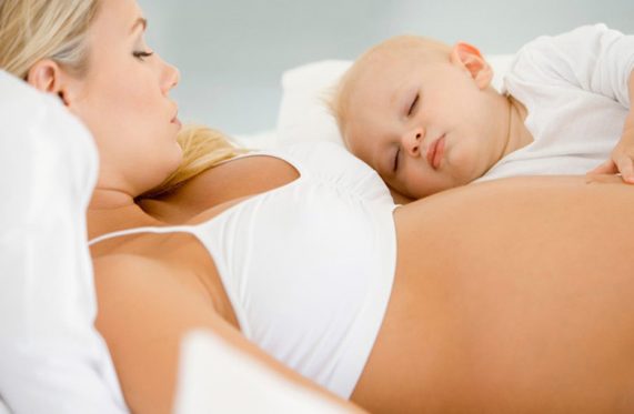 Có nên cai sữa cho con khi mang thai không?