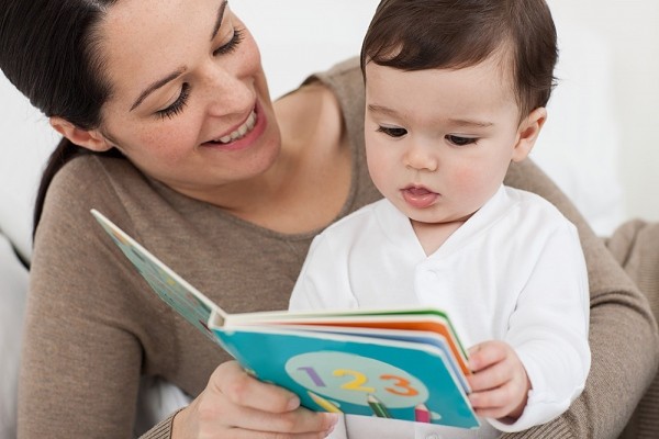 6 hoạt động giúp trẻ 9-12 tháng tuổi phát triển ngôn ngữ